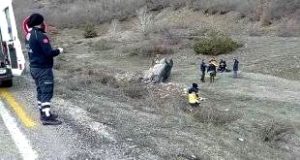 Tunceli’de otomobilin şarampole yuvarlanması sonucu meydana gelene kazada 2 kişi yaralandı