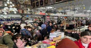 Elazığ’da bir mağaza açılışında indirimi duyan koştu, izdiham yaşandı