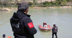 Tunceli Valisi Özkan, Munzur’da kaybolan gençleri arama çalışmalarını yerinde takip ediyor