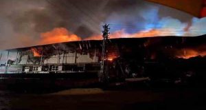 Elazığ’da tavuk fabrikası alev alev yandı