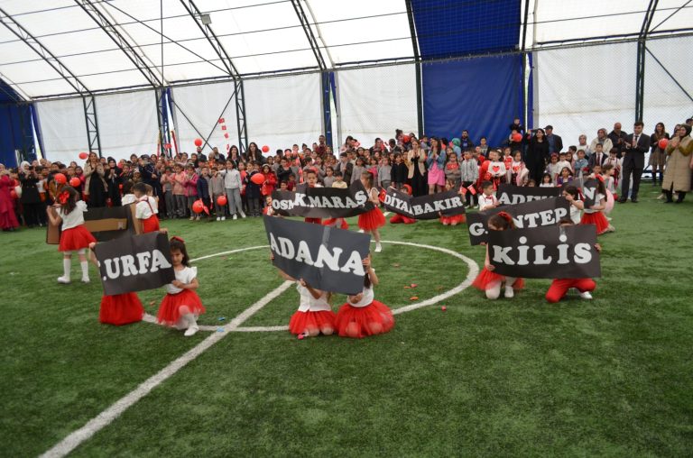 Çemişgezek’te minikler, 23 Nisan gösterisinde depremin vurduğu illeri unutmadı. Duygu dolu anlar yaşandı