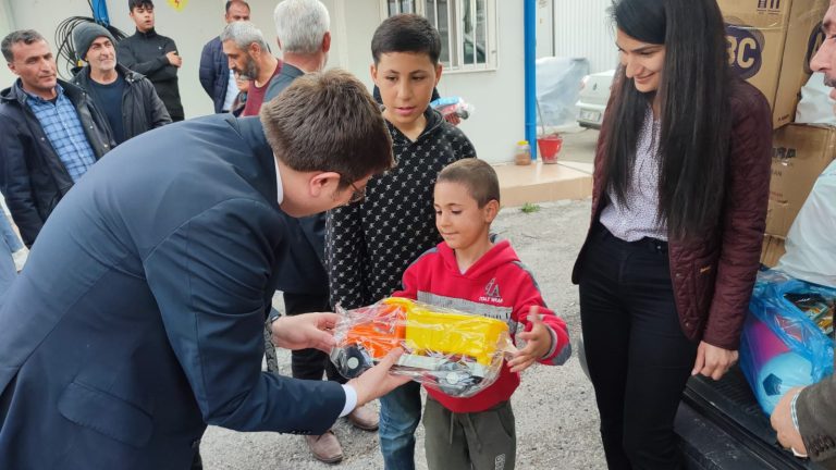 Deprem bölgesindeki çocuklara 23 Nisan oyuncak hediyesi kampanyası destek gördü