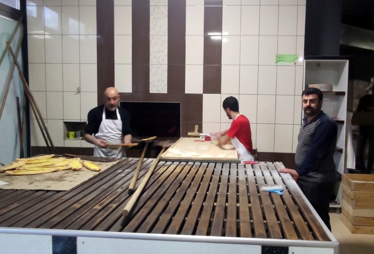 Çemişgezek’te fırıncıların yoğun Ramazan mesaisi devam ediyor