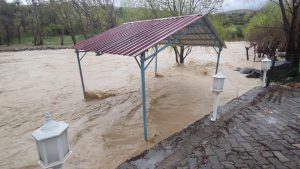Tağar çayı yatağına sığmadı, bağ evleri ve araziler su altında kaldı