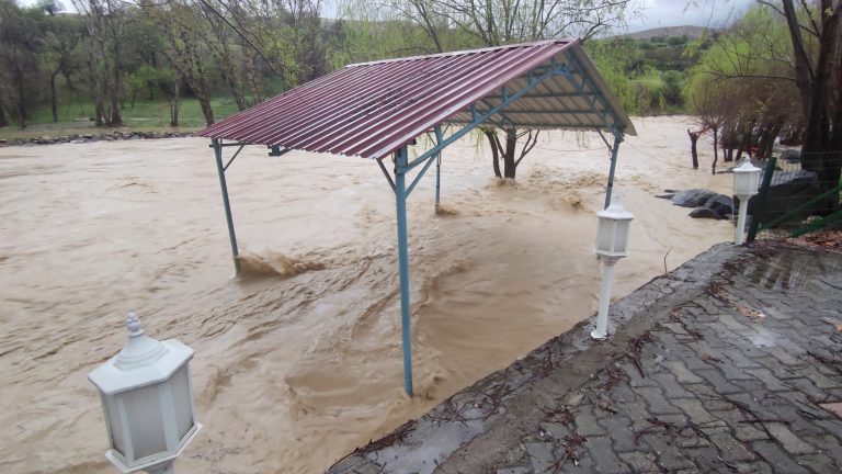 Tağar çayı yatağına sığmadı, bağ evleri ve araziler su altında kaldı