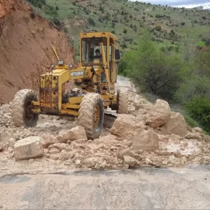 Çemişgezek ova grup köy yolunda meydana gelen heyelandan dolayı, kapanan yolu ekipler kısa sürede ulaşıma açtı