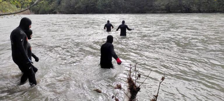 Munzur çayına düşen 3 genç, 55 kilometrelik alanda titizlikle aranıyor