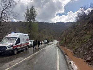Otomobilin Munzur Çayı’na uçması sonucu akıntıya kapılan 3 genci arama çalışmaları devam ediyor
