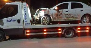 Elazığ – Çemişgezek karayolunda, otomobil yoldan geçen koyun sürüsüne çarptı. 2 yaralı