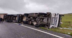 Elazığ’da tır yan yattı: 1 yaralı