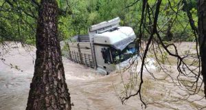 Munzur Çayı’na uçan ve içindeki 2 kişinin kurtulduğu kamyon, sudan çıkarıldı