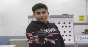 Depremden dolayı yarım kalan hayalini gerçekleştirdi, güneş enerjili yarış dronu yaptı
