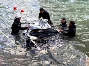 Munzur Çayı’na düşen otomobil Sudan çıkartıldı, 3 gencin izine maalesef henüz rastlanılmadı