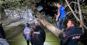 Munzur Çayı’na kamyon düştü. İçerisinde mahsur kalan 2 kişi kurtarıldı