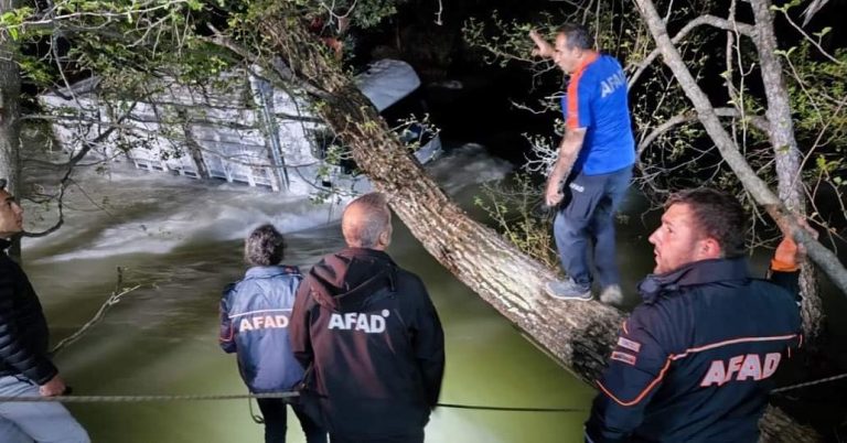Munzur Çayı’na kamyon düştü. İçerisinde mahsur kalan 2 kişi kurtarıldı