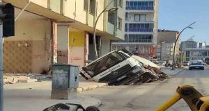 Elazığ kent merkezinde asfalt yol çöktü, temizlik aracı içerisine düştü