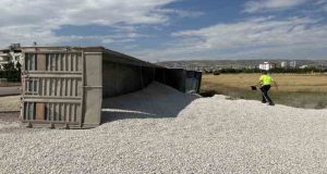 Elazığ’da mıcır yüklü tır devrildi. Bir kişi yaralandı