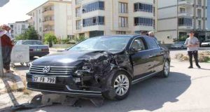 Elazığ’da pikap ile otomobilin çarpışması sonucu 4 kişi yaralandı.