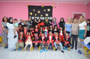 Çemişgezek’te miniklerin mezuniyet etkinliği üniversitelileri aratmadı