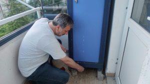 Çemişgezekli Yılmaz ailesi güvercinin yuva yaptığı balkonu kullanmayı bıraktı