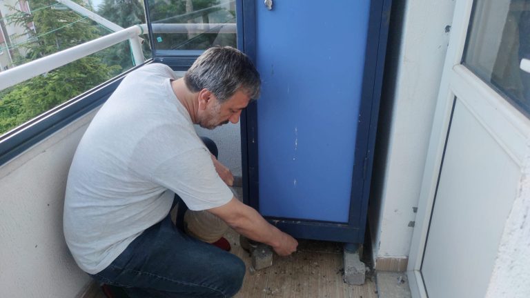 Çemişgezekli Yılmaz ailesi güvercinin yuva yaptığı balkonu kullanmayı bıraktı