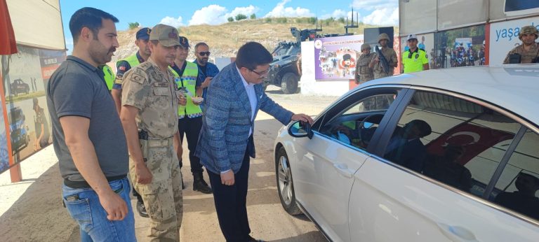 Çemişgezek’te çikolatalı ve oyuncaklı yol kontrolü