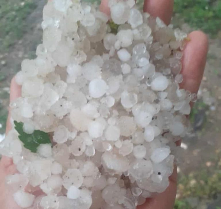 Pertek ilçesinde sağanak ve dolu yağışı etkili oldu