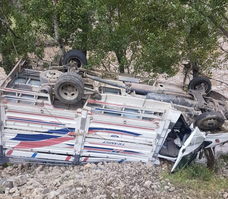 Pülümür yolunda kaza. Yüklü kamyonet ters döndü