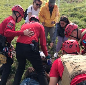 Kayalıklardan düşerek yaralan şahıs helikopterle hastaneye kaldırıldı