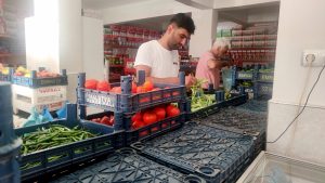 Çemişgezek’te nüfusu iki katına çıkaran tatilcilerle birlikte, manav tezgahı ve market rafları boşaldı