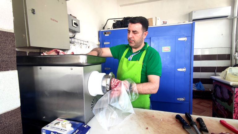 Çemişgezek ilçesinde kasapların kıyma mesaisi devam ediyor