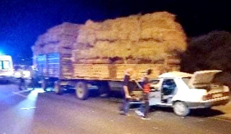 Elazığ’da otomobil, saman yüklü römorkun altına girdi. Sürücü hayatını kaybetti.