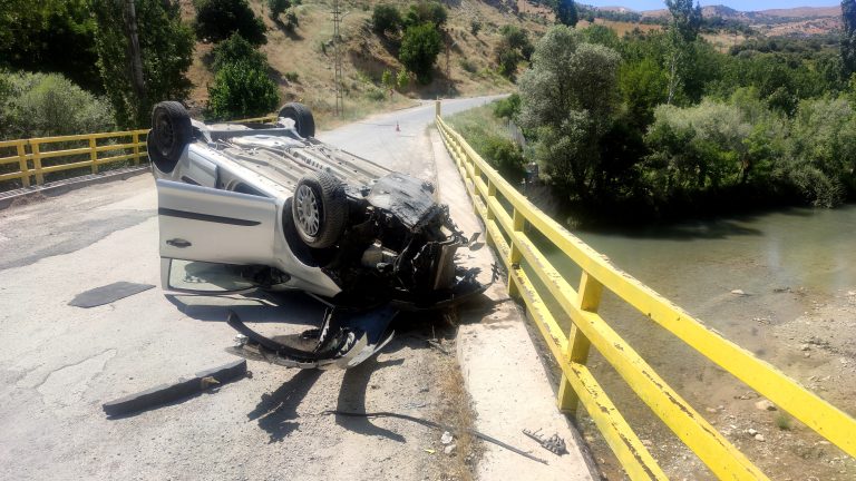 Çemişgezek’te bariyerlere çarpan otomobil köprü üzerinde ters döndü: 1 yaralı