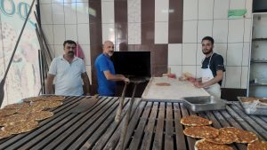 Ekmekle birlikte onlarda adeta pişiyor, yaz mevsiminin zor meslegi fırıncılar sıcağa direniyor