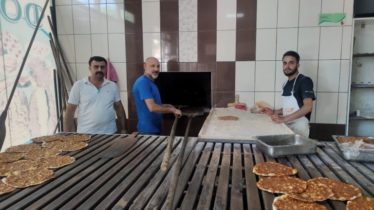 Ekmekle birlikte onlarda adeta pişiyor, yaz mevsiminin zor meslegi fırıncılar sıcağa direniyor