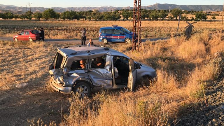 Hafif ticari araca tren çaptı: Yaralı sürücü taşıdığı kaçak tütünü saklamanın derdine düştü