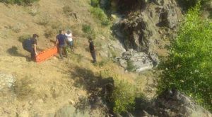 Tunceli’de araç şarampole devrildi: 1’i ağır 2 yaralı