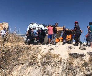 Tunceli’de devrilen kamyonun içerisinde sıkışan sürücü, ekipler tarafından kurtarıldı