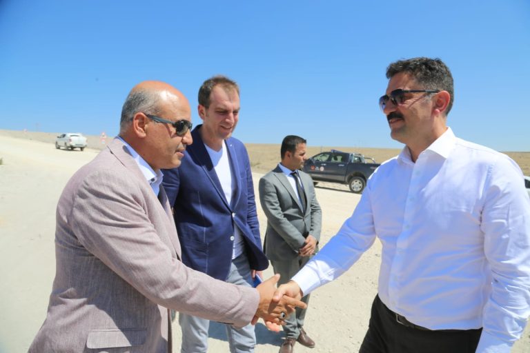Vali Bülent Tekbıyıkoğlu, yapımı devam eden Pertek Çemişgezek karayolundaki çalışmaları inceledi