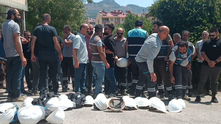 Aldıkları maaşı yetersiz bulan Tunceli FEDAŞ çalışanları iş yavaşlatma eylemi başlattı