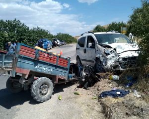 Elazığ’da römorklu çapa makinesi ile hafif ticari araç çarpıştı: 2 yaralı