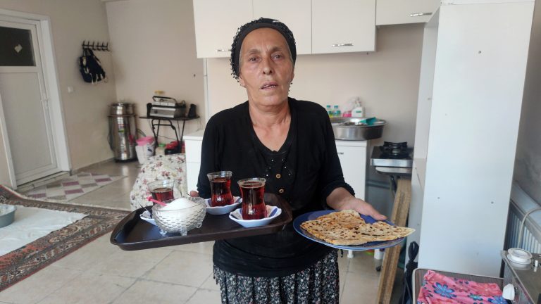 Depremzede Fadime teyze, enkazdan kurtardığı iki ineğini satarak Çemişgezek’te işyeri açtı