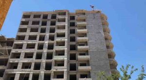 Elazığ’da çatı katından asansör boşluğuna düşen işçi ağır yaralandı