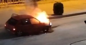 Elazığ’da seyir halindeki araç alev aldı