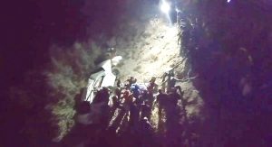 Tunceli’de kaza yapan aracı baraja uçmaktan takıldığı ağaç kurtardı: 3 yaralı