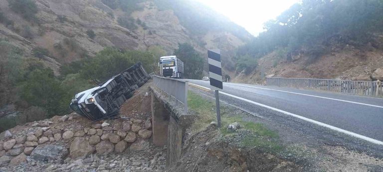 Tunceli’de virajı alamayan tır devrildi: 1 yaralı