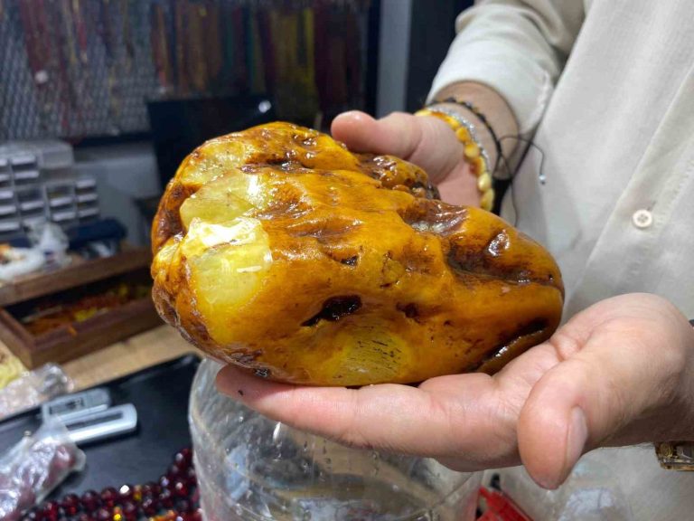 2 bin yıllık olduğu değerlendirilen kehribar taşı tespih yapılması için suda bekletiliyor