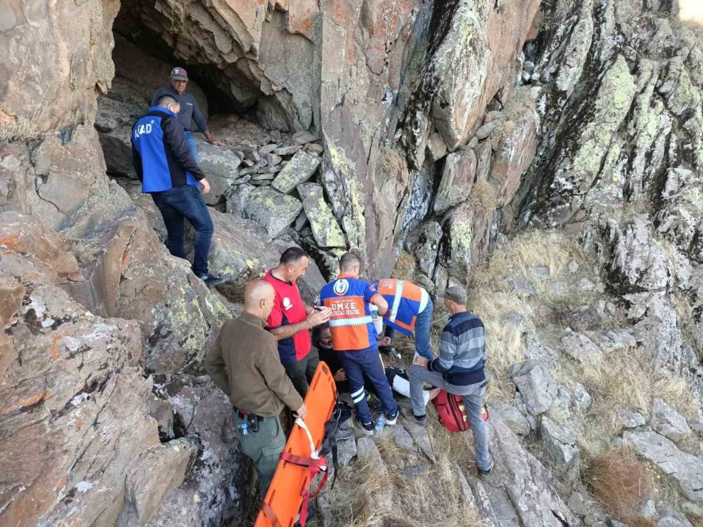 Tunceli’de kayadan düşerek yaralanan kişi, ambulans helikopterle hastaneye kaldırıldı