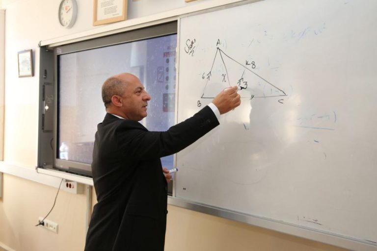 Tunceli Milli Eğitim Müdürü Ateş, ziyaret ettiği okulda öğrencilerle problem çözdü