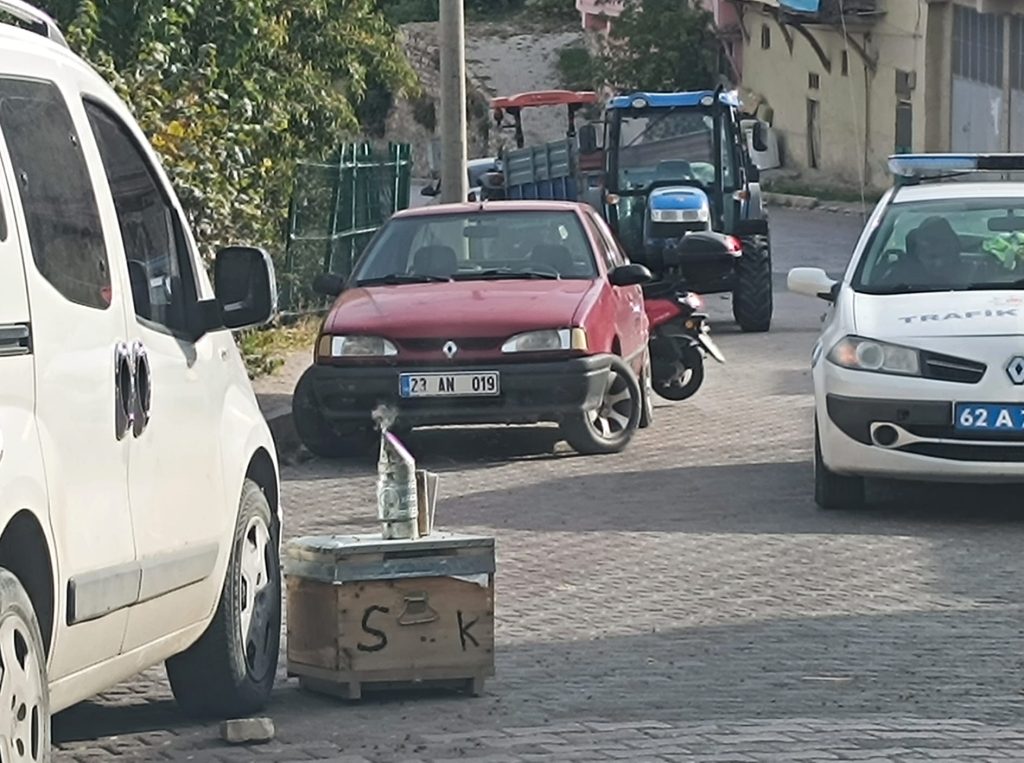 Çemişgezek ilçesinde, Kamyonetin kasasından düşen kovandan çıkan arılar çarşı merkezini istila etti